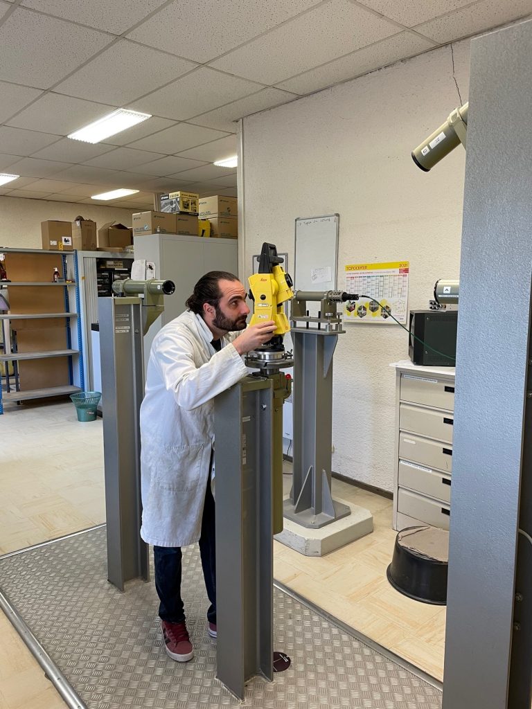 Technicien faisant un contrôle d'un instrument de mesure Leica dans un atelier certifié