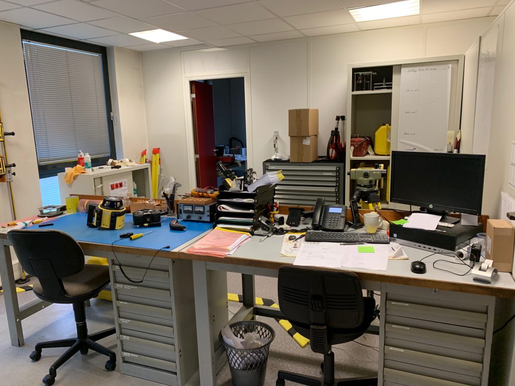 Atelier SAV Topocenter Strasbourg pour réparations et entretien des instruments de mesure, de positionnement, de détection Leica et Geomax