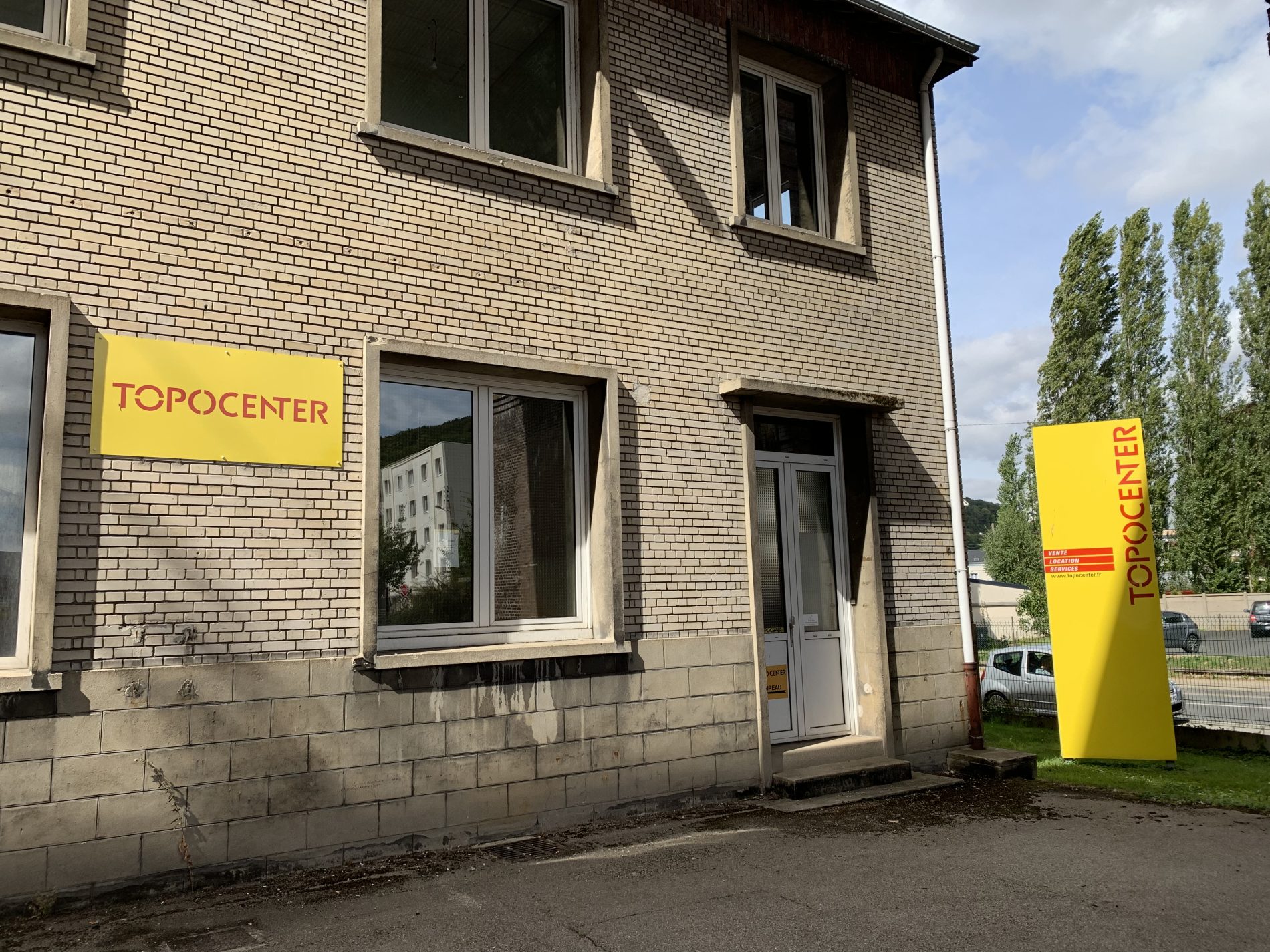 Extérieur du magasin Topocenter Rouen qui distribue des instruments de mesure pour les chantiers