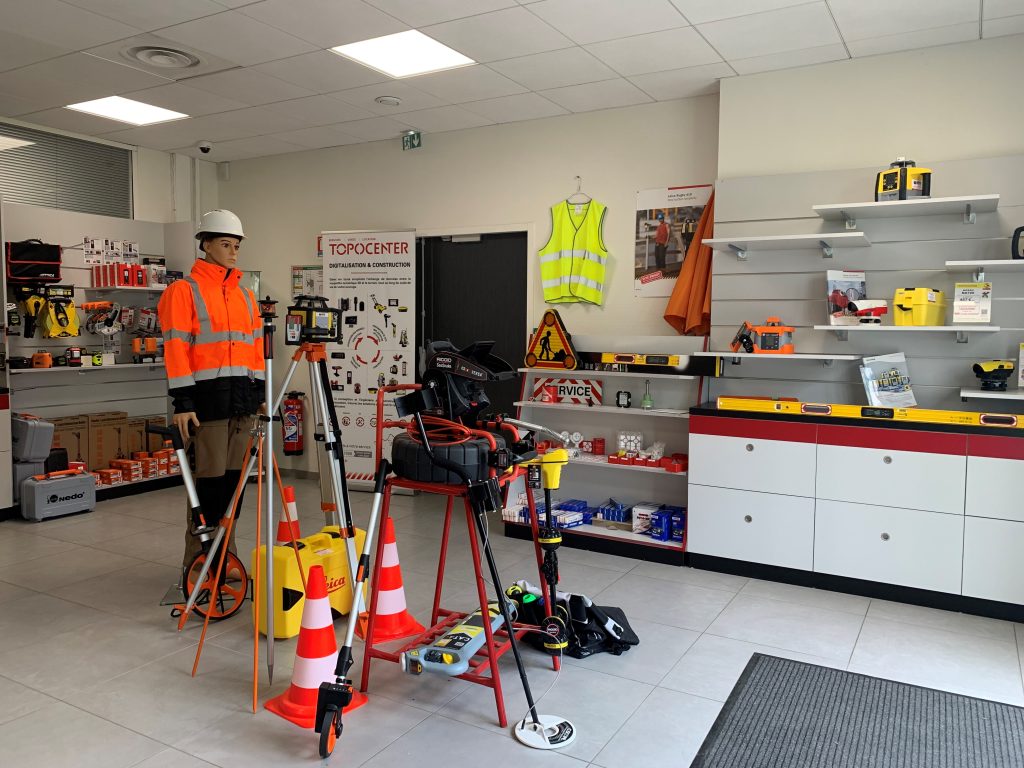 intérieur du magasin Topocenter Lyon distribuant du matériel de topographie et des accessoires de chantiers pour construction et travaux publics