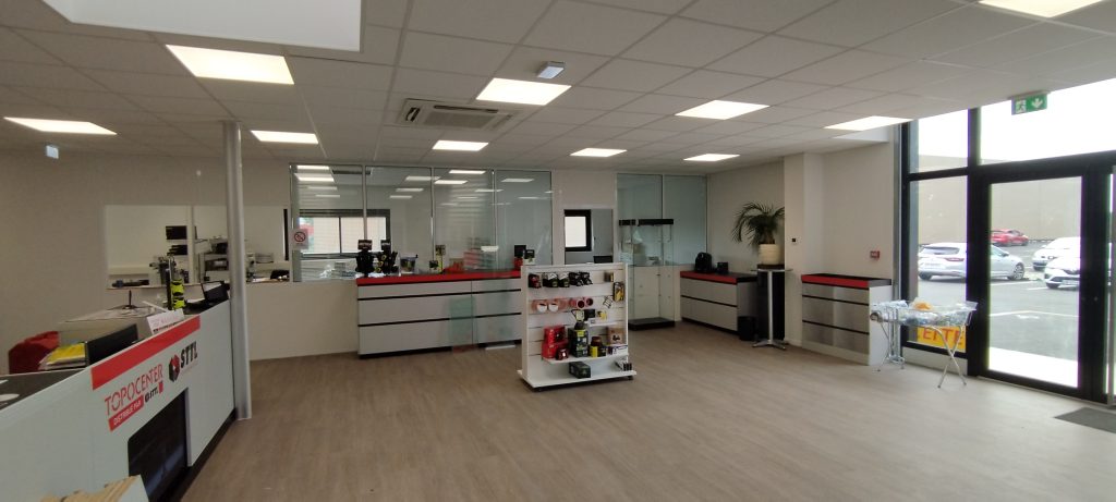 intérieur du magasin topocenter toulouse distribuant des matériels tels que lasers, scanners 3D, télémètres, piquets, accessoires pour chantier de construction