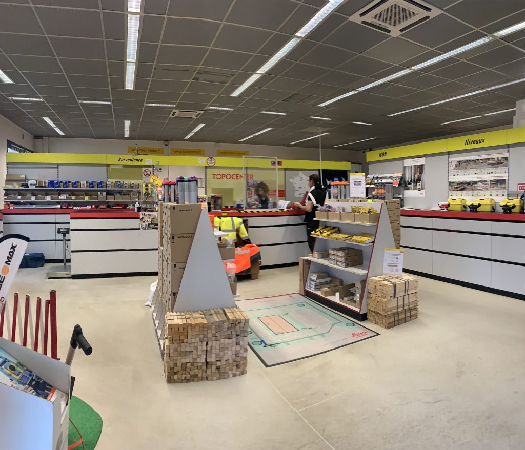 Intérieur du magasin Topocenter de Marne-La-Vallée présentant des scanners 3D, piquets et EPI