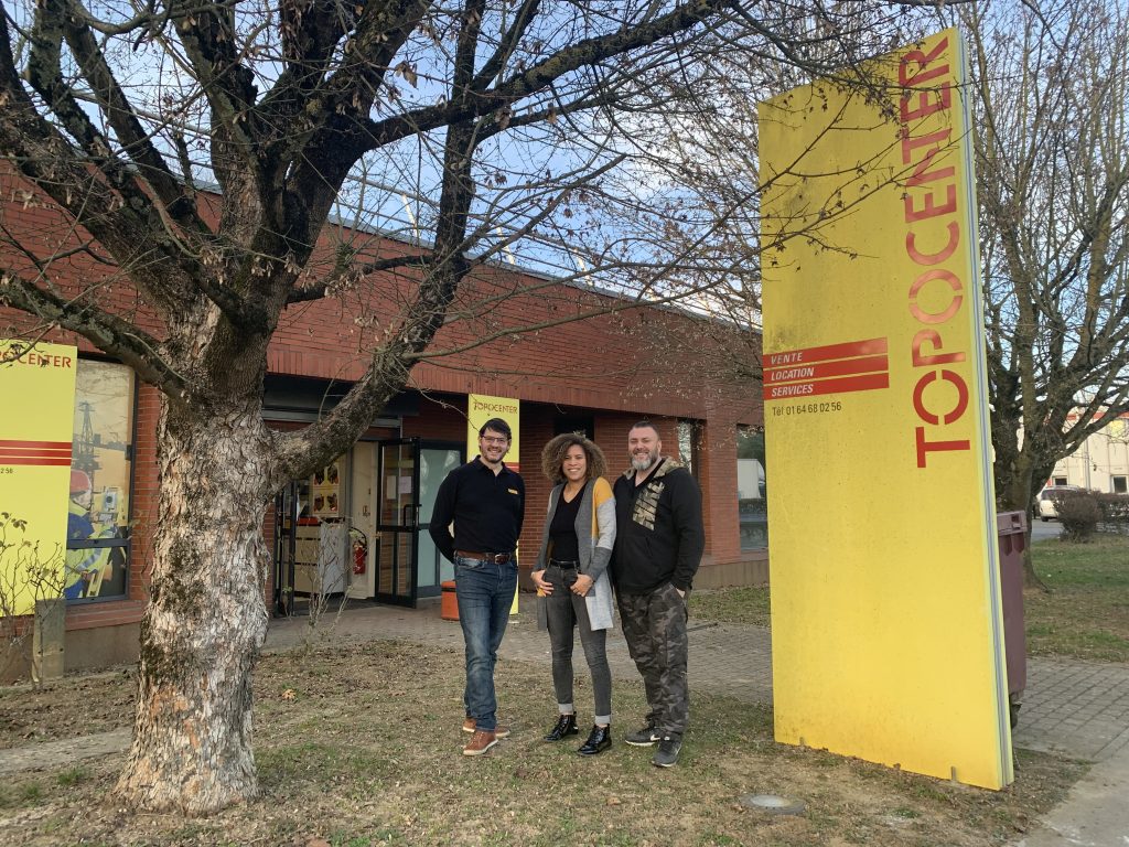 Extérieur du magasin Topocenter de Marne La Vallée présentant une équipe de 3 techniciens experts