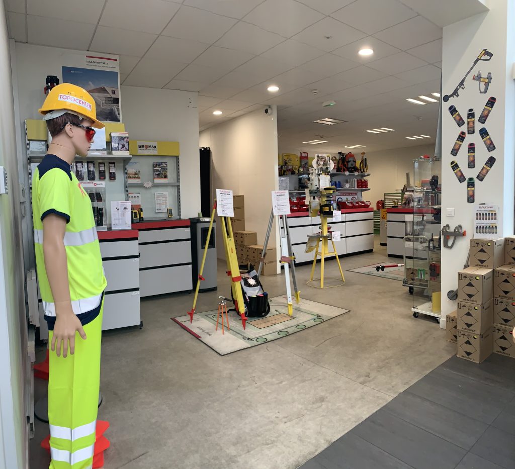 Intérieur du magasin Topocenter de Gennevilliers présentant des scanners 3D et stations robotisées