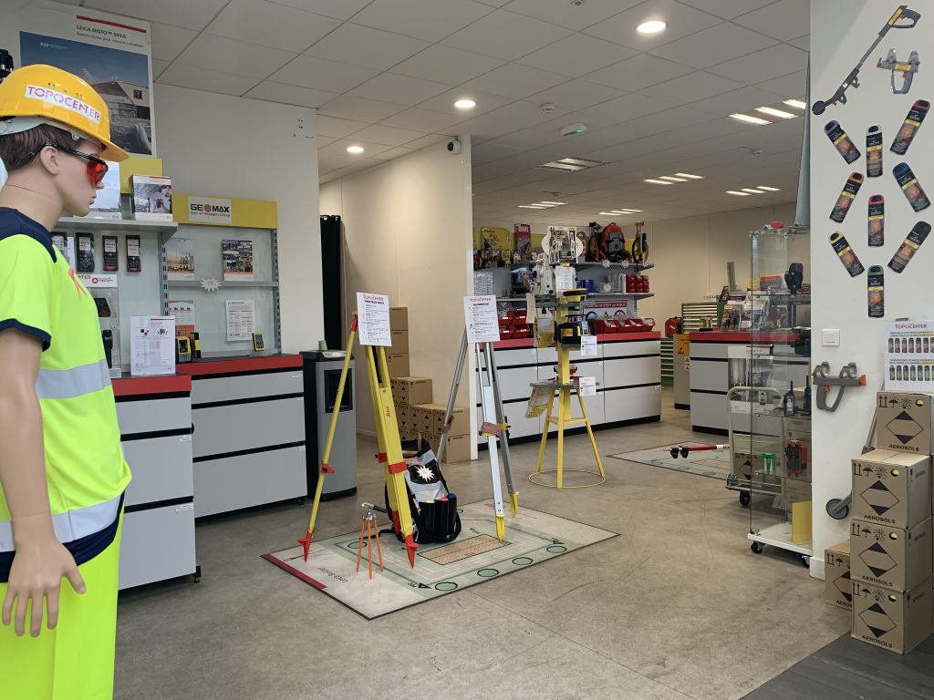 Intérieur du magasin Topocenter de Gennevilliers présentant l'atelier de réparation des instruments de mesures