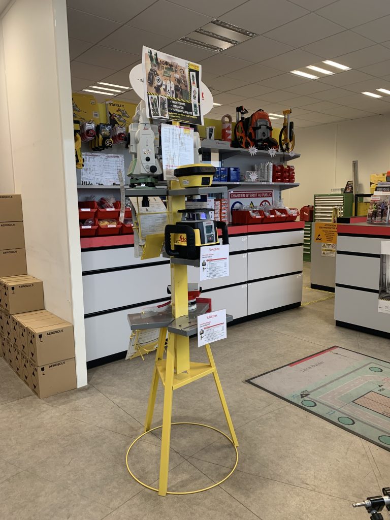 Intérieur du magasin Topocenter de Gennevilliers présentant des trépieds et télémètres