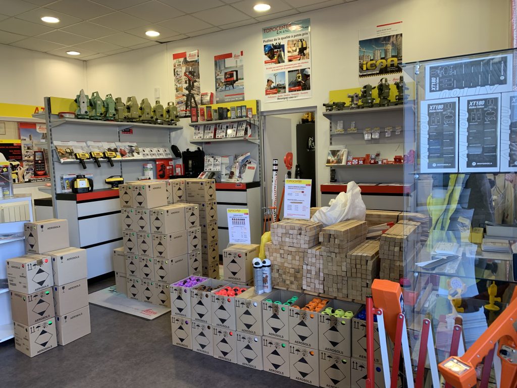 Intérieur du magasin Topocenter Rouen qui vend des accessoires pour les chantiels tels que piquets et bombes de peinture