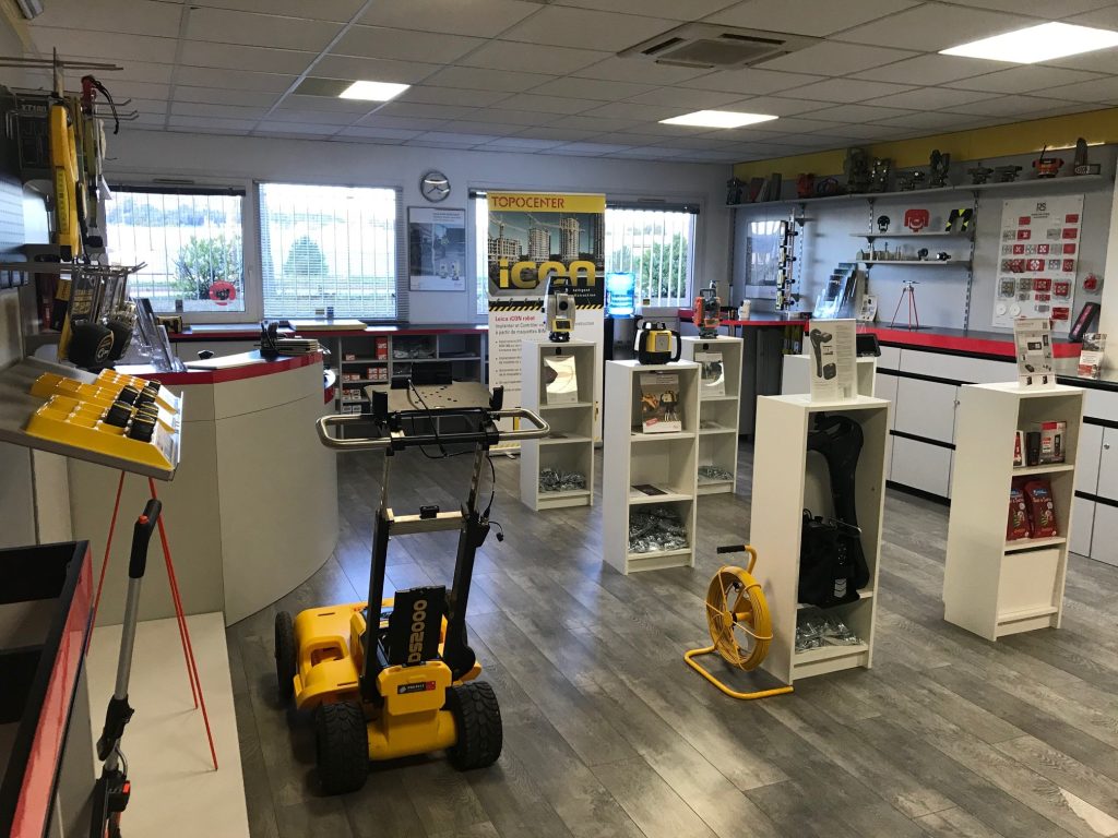 Intérieur du magasin Topocenter Marseille distribuant des instruments de mesure, de détection, de positionnement Leica et Geomax