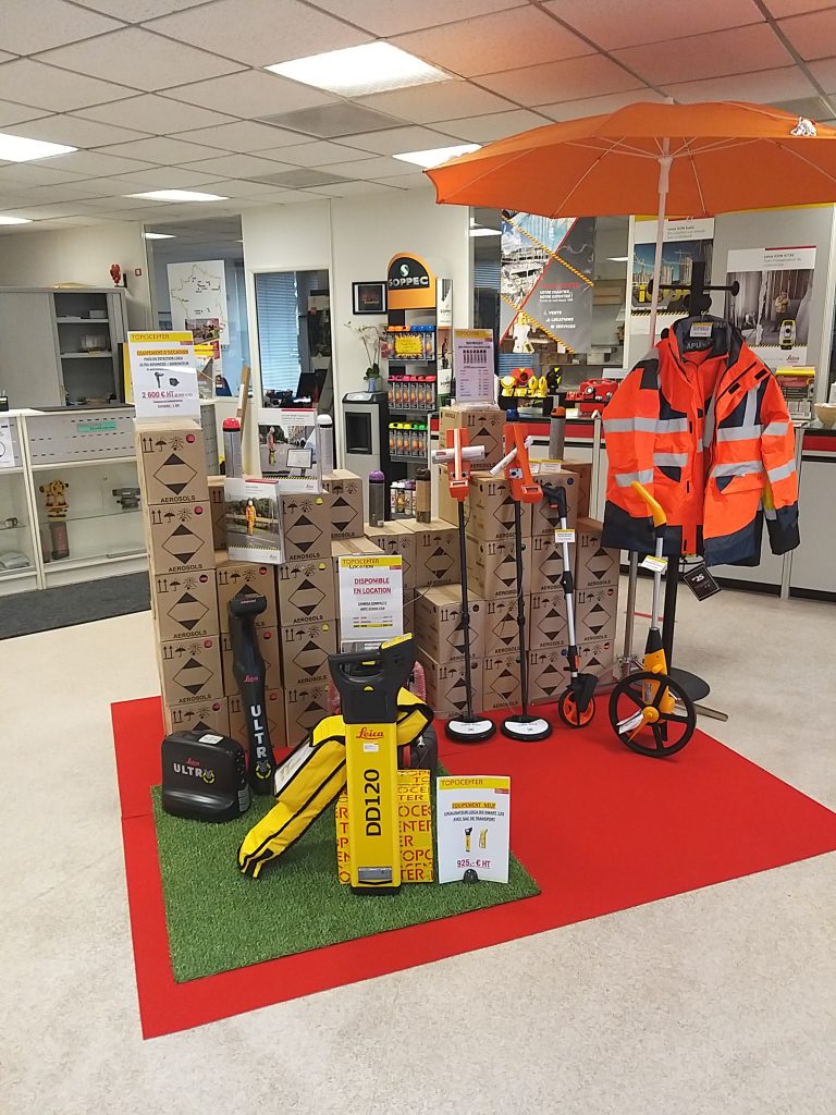 Intérieur du magasin Topocenter bordeaux proposant à la vente et location des instruments de mesures Leica et accessoires pour les chantiers de construcion