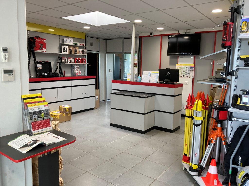 intérieur du magasin Topocenter Clermont ferrand avec comptoir pour accueil des clients, SAV et réparation de matériel