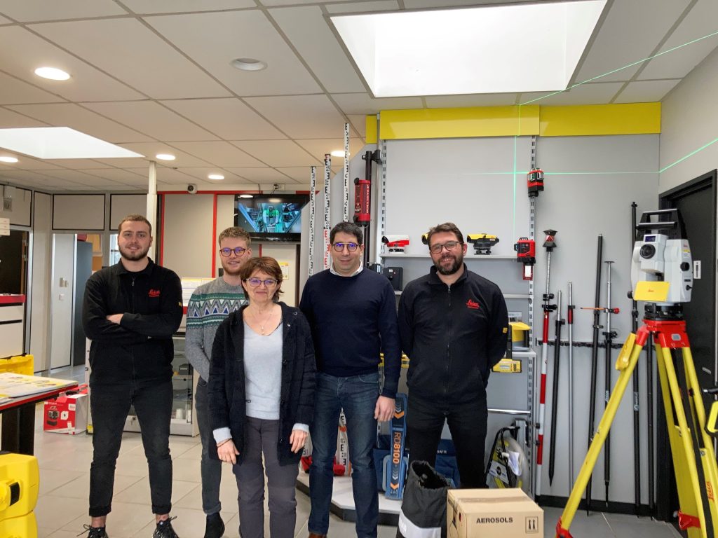 Equipe composée de 4 personnes du magasin Topocenter Clermont-Ferrand proposant à la vente et location des instruments topographiques Leica