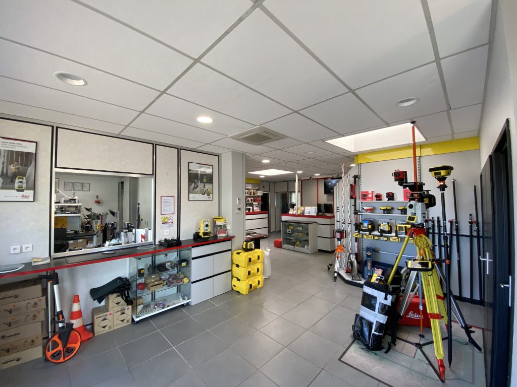 Intérieur du magasin Topocenter Clermont-ferrand distribuant des instruments de détection, de positionnement, de mesure et reality capture