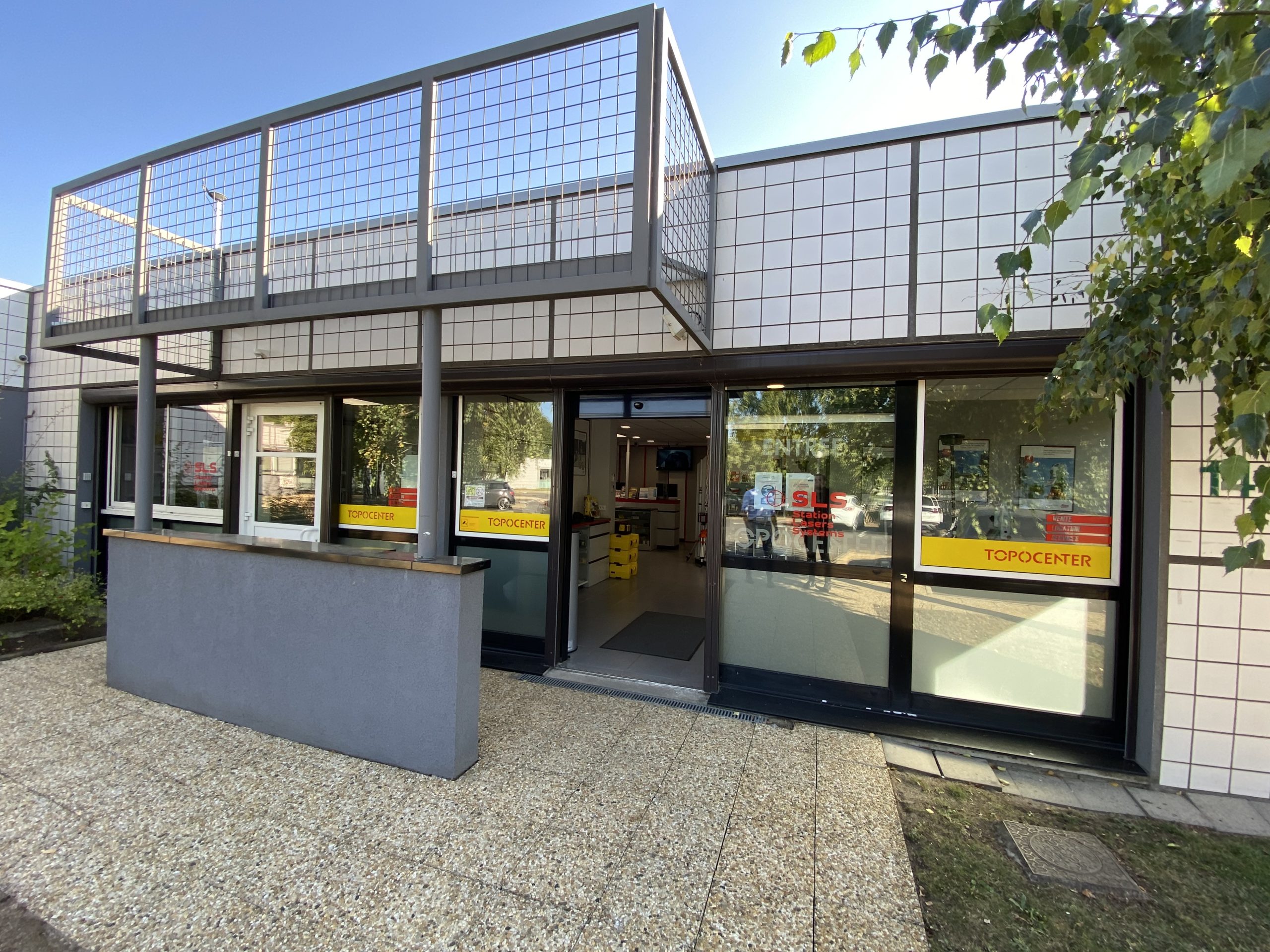 Extérieur du magasin Topocenter clermont ferrand distribuant des instruments de mesure à la vente et location