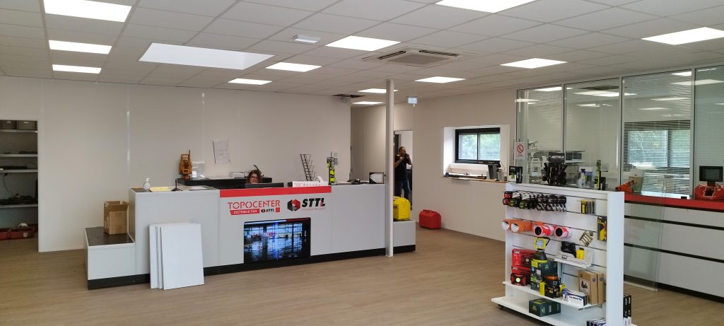 comptoir du magasin Topocenter toulouse distribuant du matériel de topographie pour les chantiers de construction et travaux publics