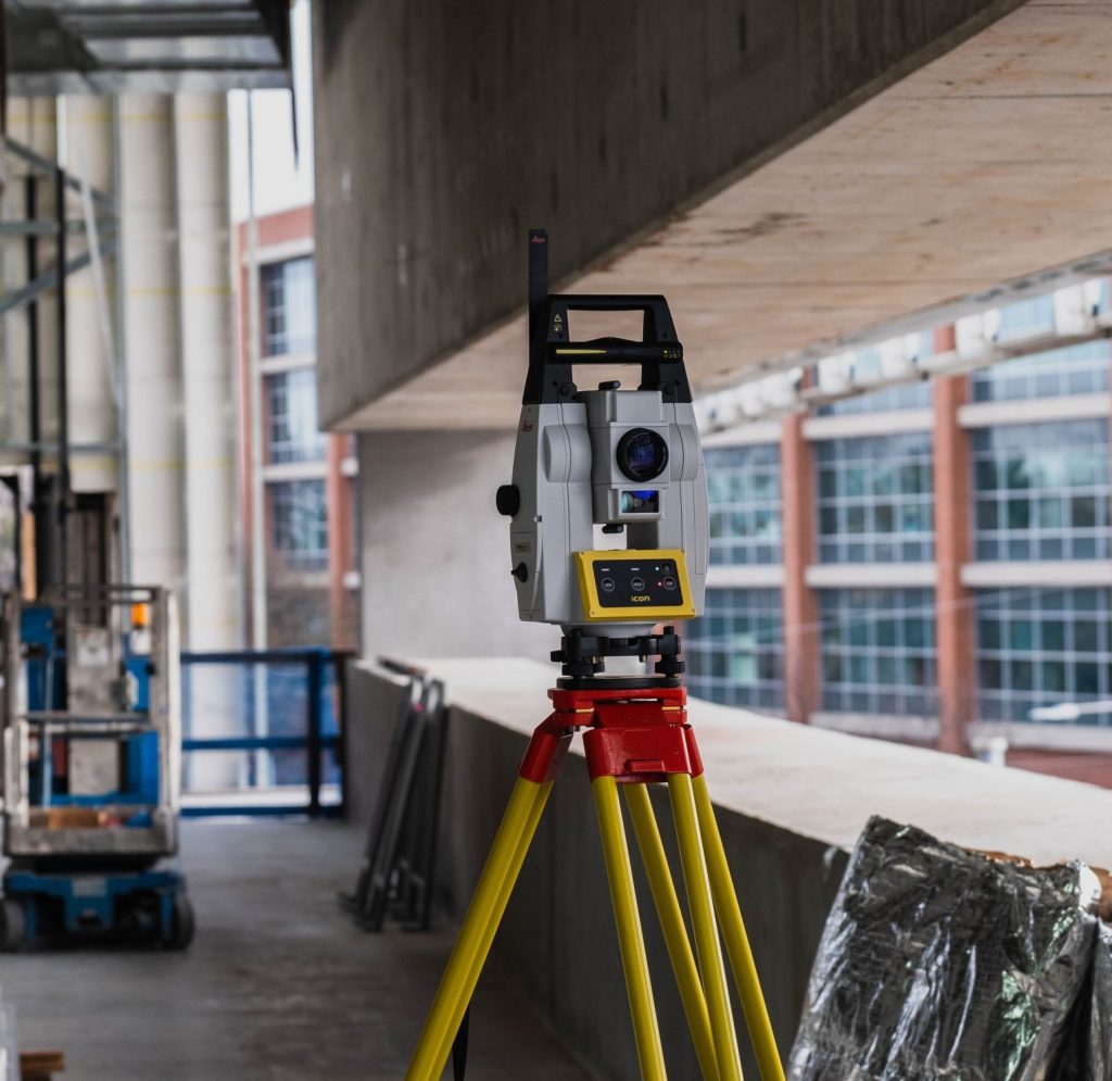 utilisation d'une station totale ou manuelle de marque Leica ou Hilti ou Topcon sur un chantier de construction