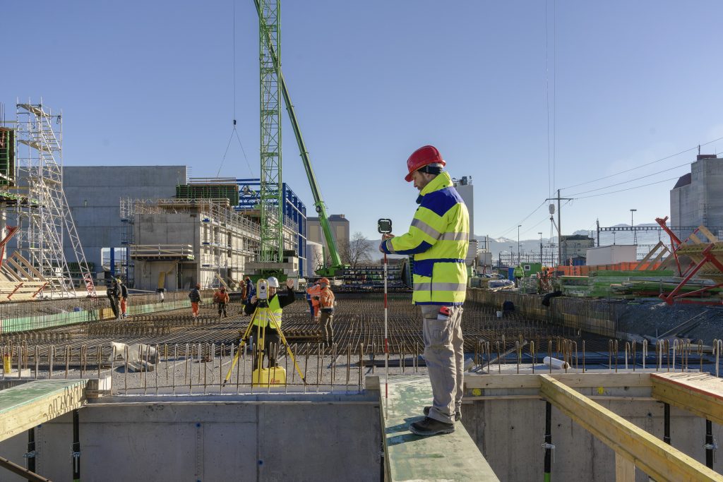 Mise en action ICB50 Leica sur un chantier de construction